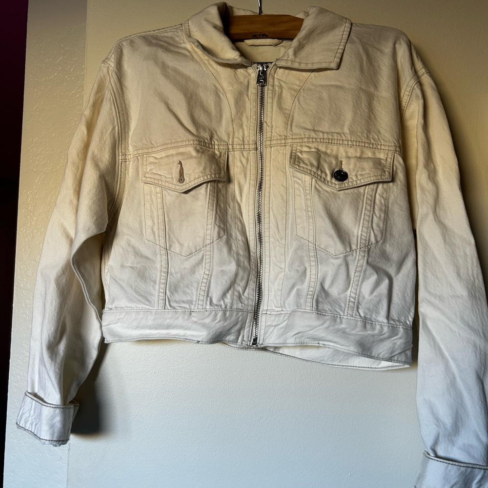 Never worn white Abercrombie denim jacket - Picture 4 of 5